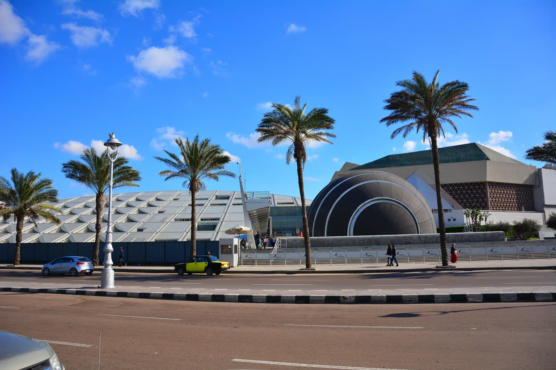 Fachada moderna de la Bibliotheca Alexandrina