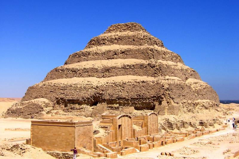 Pirámide escalonada de Saqqara en el desierto